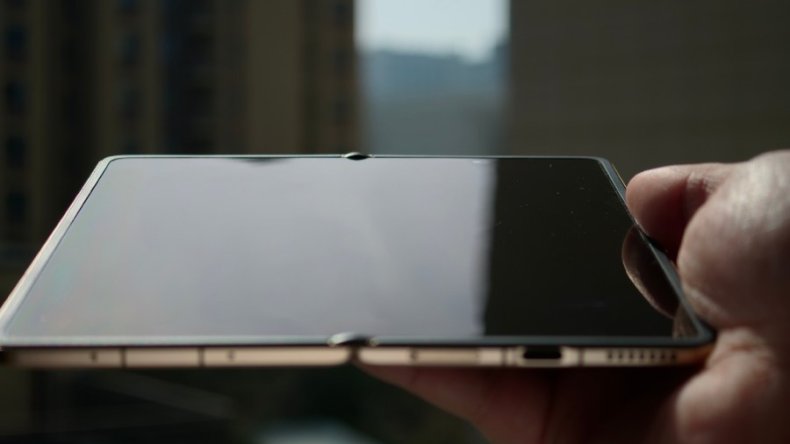 Honor Magic V6 показан с невидимой складкой на этих реальных снимках