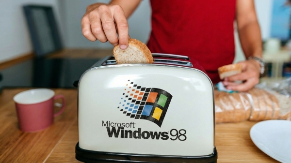 White toaster with Microsoft Windows 98 logo on its casing