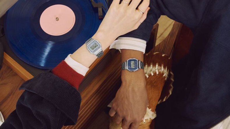 Популярные бюджетные часы Casio A158 с металлическими ремешками приобретают свежий вид