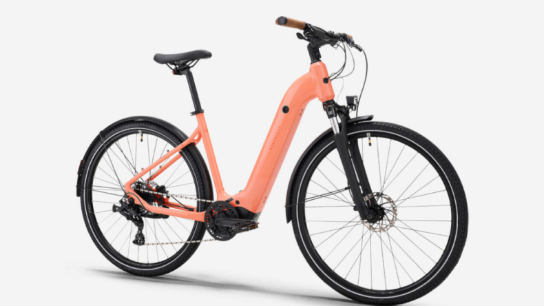 Decathlon выпускает новый гибридный электровелосипед Rockrider E-ACTV 500 персиково-оранжевого цвета