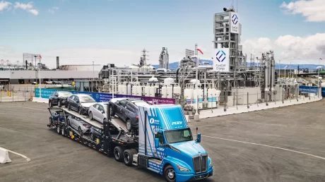 Toyota проводит дрэг-рейсинг на водородных грузовиках в пустыне Аризоны