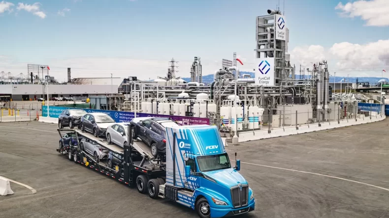 Toyota проводит дрэг-рейсинг на водородных грузовиках в пустыне Аризоны