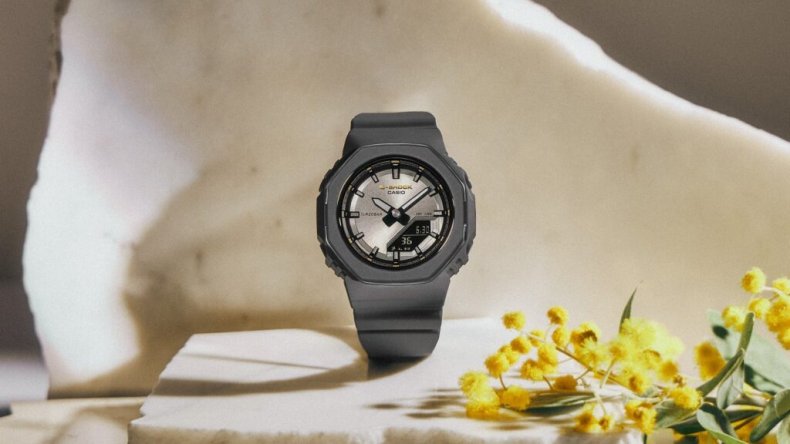 Часы Casio G-Shock GMA-P2126W-8A дебютируют с минималистичной монохромной отделкой и золотыми бликами