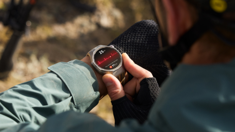 Huawei лидирует на китайском рынке онлайн-умных часов с ростом продаж на 46,8% в 2025 году