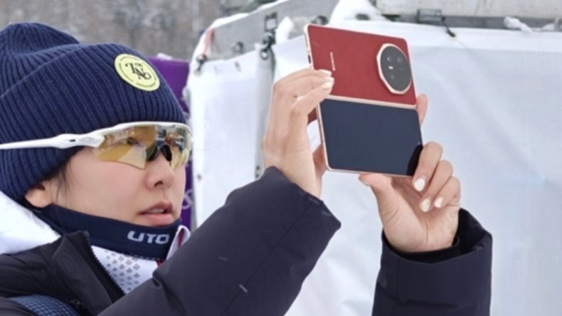 Вот хороший обзор Honor Magic V6, оснащенного аккумулятором емкостью 7150 мАч и зарядкой мощностью 120 Вт.