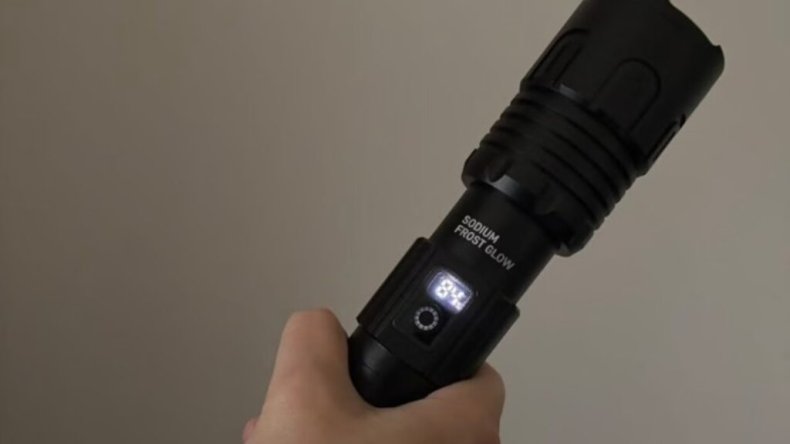 Первый в мире натриево-ионный фонарик емкостью 10 000 мАч Выдает 2500 люмен и работает при температуре -40°C