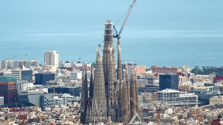 Саграда Фамилия поднялась выше: на шпиль установили крест — что это означает для храма Гауди