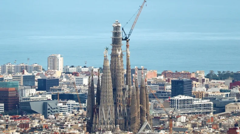 Саграда Фамилия поднялась выше: на шпиль установили крест — что это означает для храма Гауди