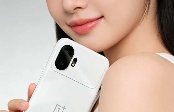 Опубликованный постер OnePlus 15T демонстрирует белый вариант с обновленным дизайном