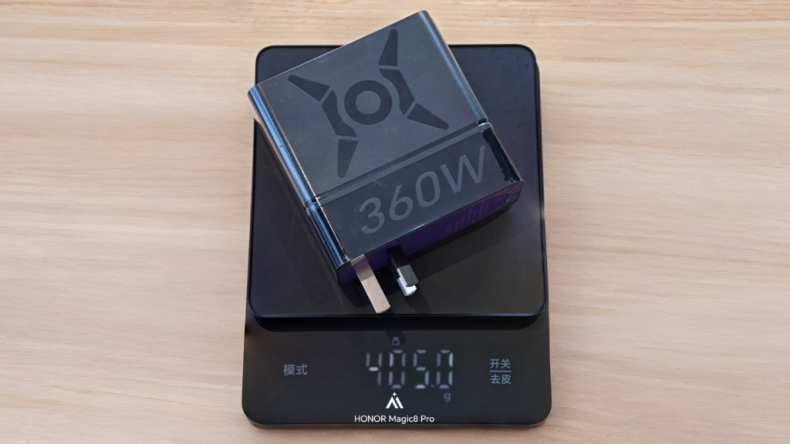 Honor анонсирует компактный адаптер питания мощностью 360 Вт для игровых ноутбуков