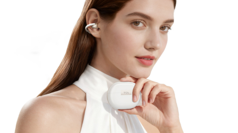 Компания TCL представила наушники-вкладыши CrystalClip с открытыми ушами от Swarovski special edition