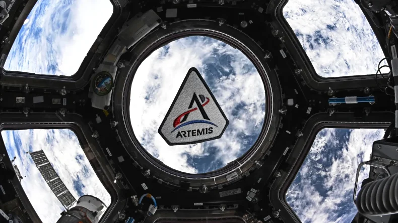 Почему астронавты миссии Artemis II не показали нам орбитальную свалку мусора?