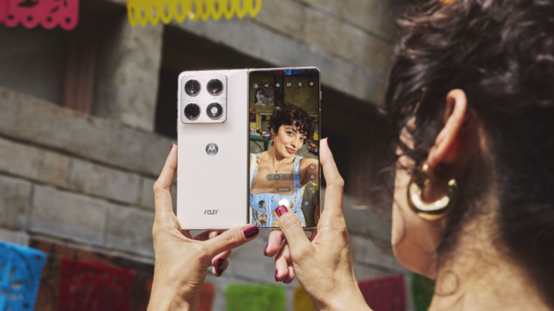 Подробная информация о предварительном заказе первой складной поверхности Motorola в виде книжки