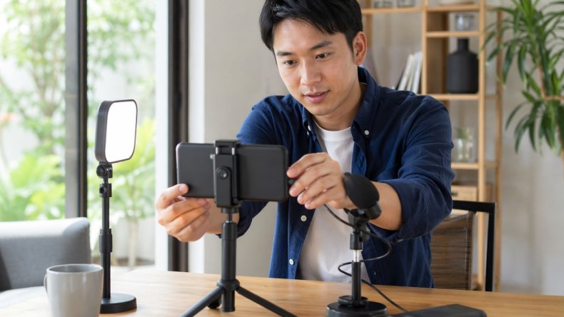 Смартфон вместо студии: почему мобильный стрим держится не только на камере