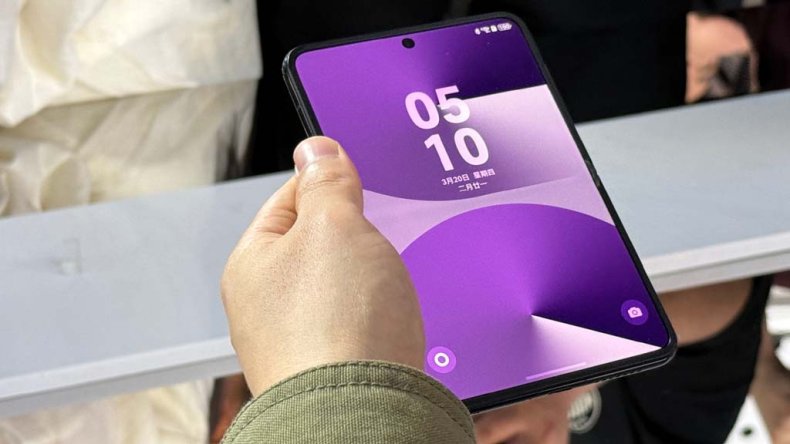 Huawei готовит широкий флагман без складного экрана с чипом Kirin 9000, двойной камерой 50+50 Мп и батареей 7000 мАч