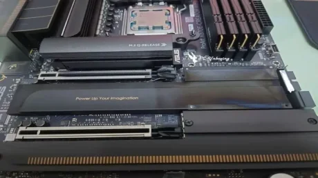 Сильный нагрев RTX 5090 всего за 6 месяцев изменил цвет дорогой материнской платы