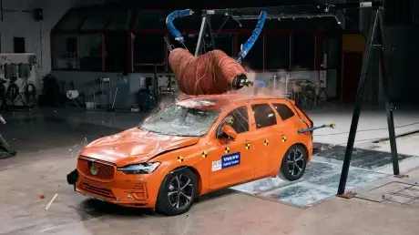 Volvo XC60 столкнулся с лосиным манекеном весом 360 кг: как прошёл краш-тест
