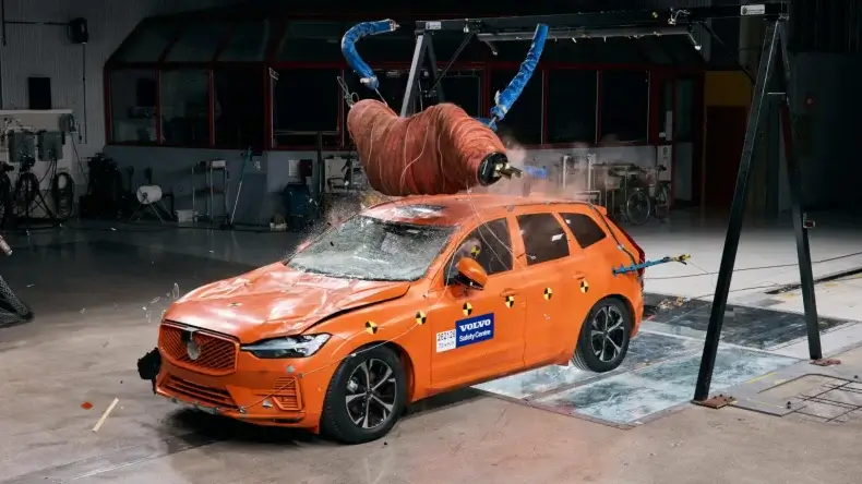 Volvo XC60 столкнулся с лосиным манекеном весом 360 кг: как прошёл краш-тест