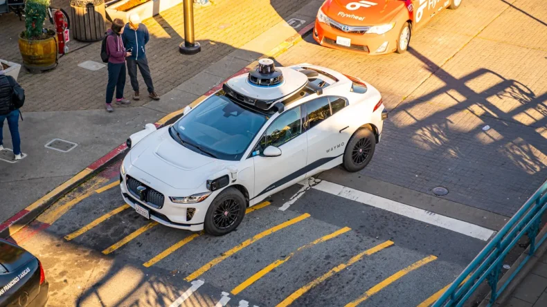 Полиция не может найти магазинного вора, который скрылся на беспилотном Waymo