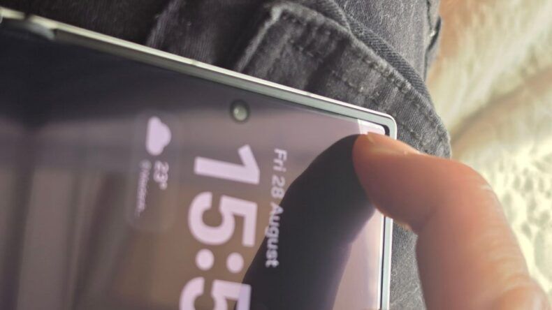 Владелец Galaxy Z Fold 8 показал прогиб углов внутреннего экрана