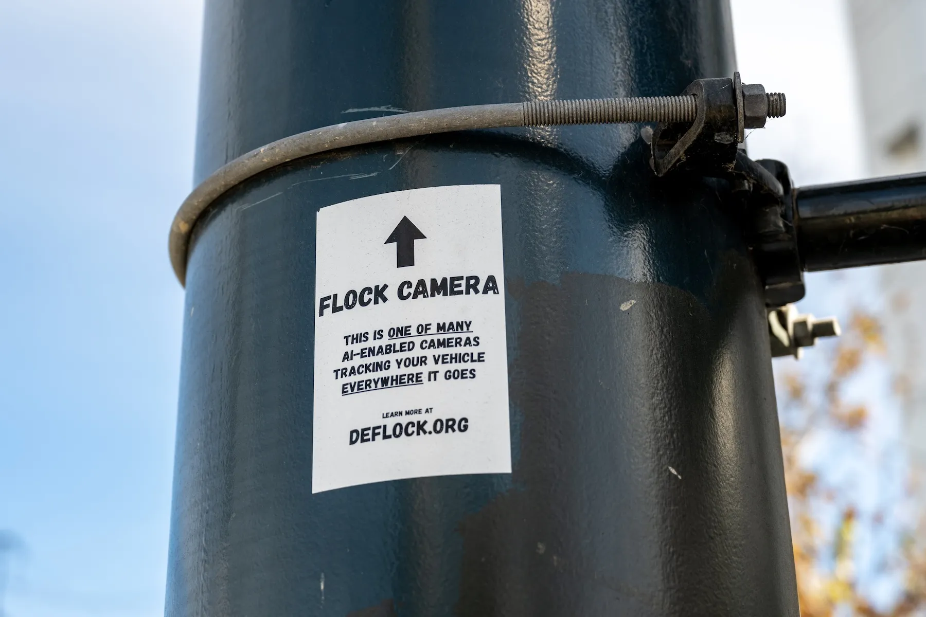 Стикер DeFlock против автоматических камер Flock Safety в Сан-Франциско, 9 сентября 2026 года