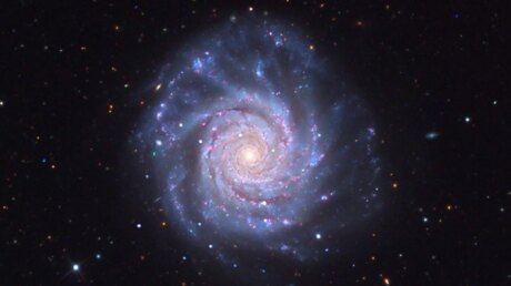 NASA показало 16 сияющих галактик на новых снимках рентгеновской обсерватории «Чандра»