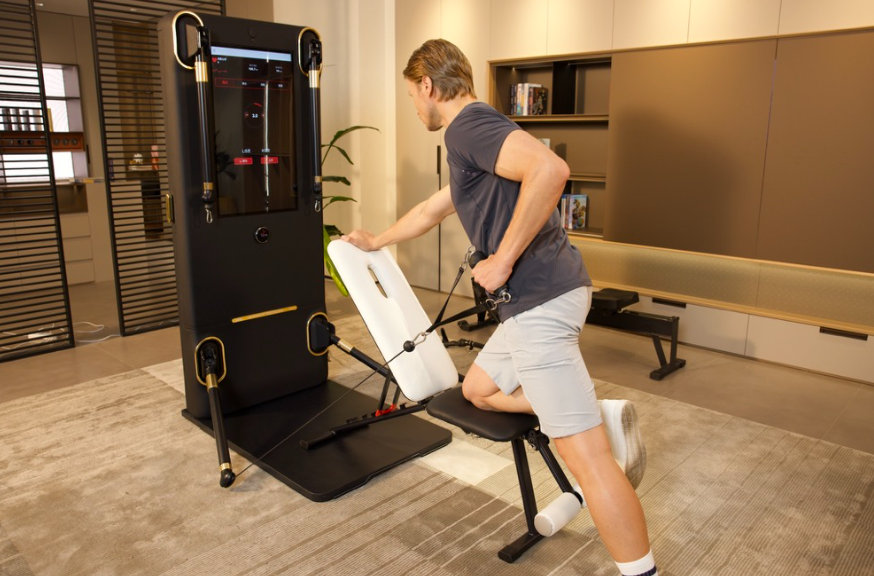 Пользователь тренируется с сопротивлением на станции HOHOTIME AI Smart Training Station.