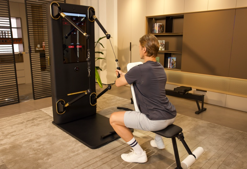 Пользователь выполняет упражнение сидя на тренажёре HOHOTIME AI Smart Training Station.