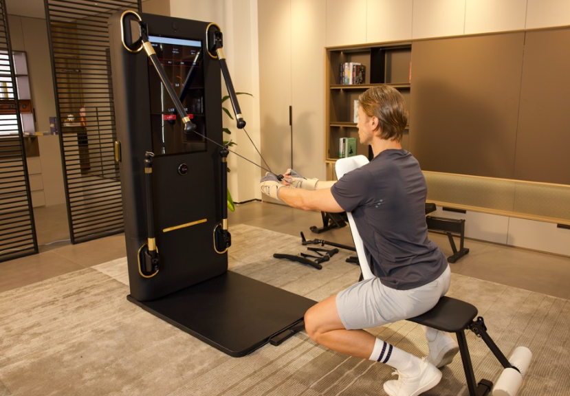 Пользователь выполняет упражнение с тросом сидя на станции HOHOTIME AI Smart Training Station.