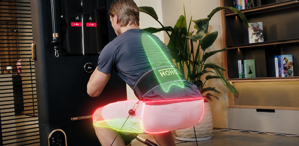 Пользователь выполняет приседание на станции HOHOTIME AI Smart Training Station с цифровыми подсказками.