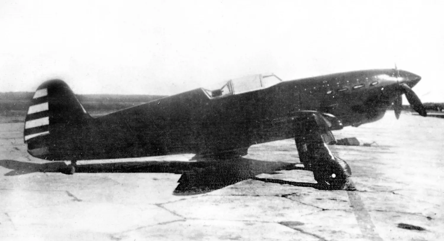 Чёрно-белая фотография истребителя Як-1 на аэродроме