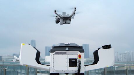 DJI представила дорогую док-станцию для быстрой смены батарей